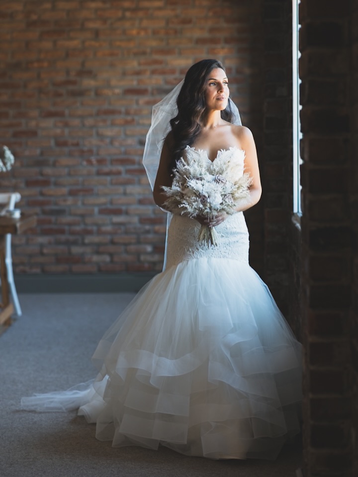 Soft light, deep shadows, timeless details and a couple who brought their own personality to every frame. ✨