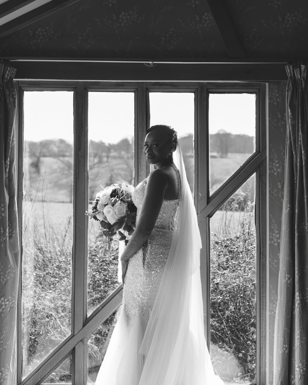 Most couples tell me the same thing before their wedding… «We’re awkward in photos.» And honestly, I get it. Because most people have never been in front of a camera like this before. But here’s the t