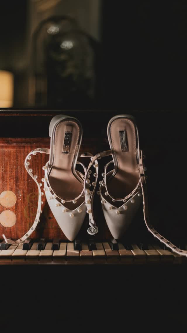 The details. The quiet moments. The part of the day most people rush… but shouldn’t. ✨ This is where your wedding day really begins. The dress hanging perfectly. The shoes you chose months ago. The li