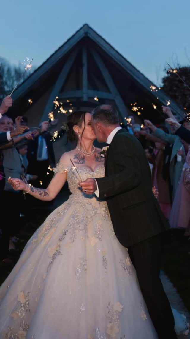 A sparkler exit isn’t just a “nice ending”… It’s the final moment where everything hits at once. ✨ The laughter. The people. The feeling of we actually did it. Sarah & Tony’s exit wasn’t staged or rus